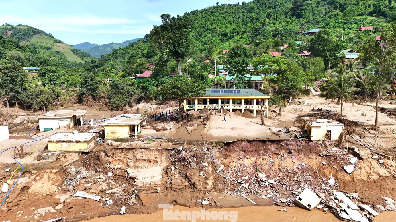 Cận cảnh trường học tan hoang sau lũ, ngành giáo dục gặp khó trước năm học mới- Ảnh 1.