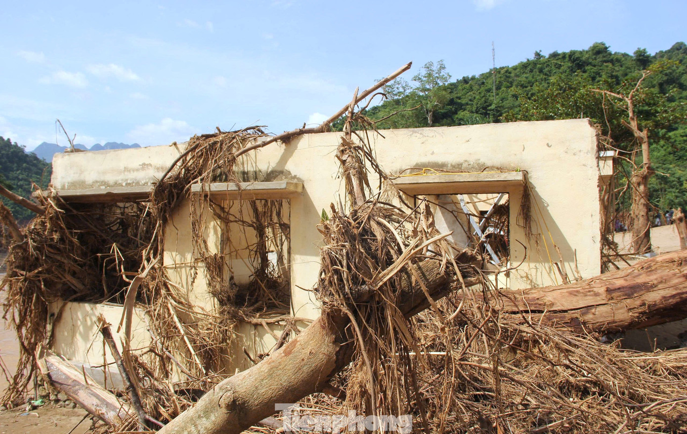 Cận cảnh trường học tan hoang sau lũ, ngành giáo dục gặp khó trước năm học mới- Ảnh 15.