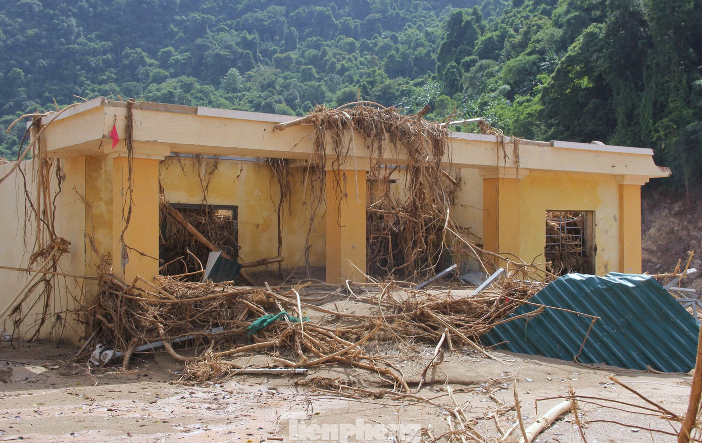 Cận cảnh trường học tan hoang sau lũ, ngành giáo dục gặp khó trước năm học mới- Ảnh 3.