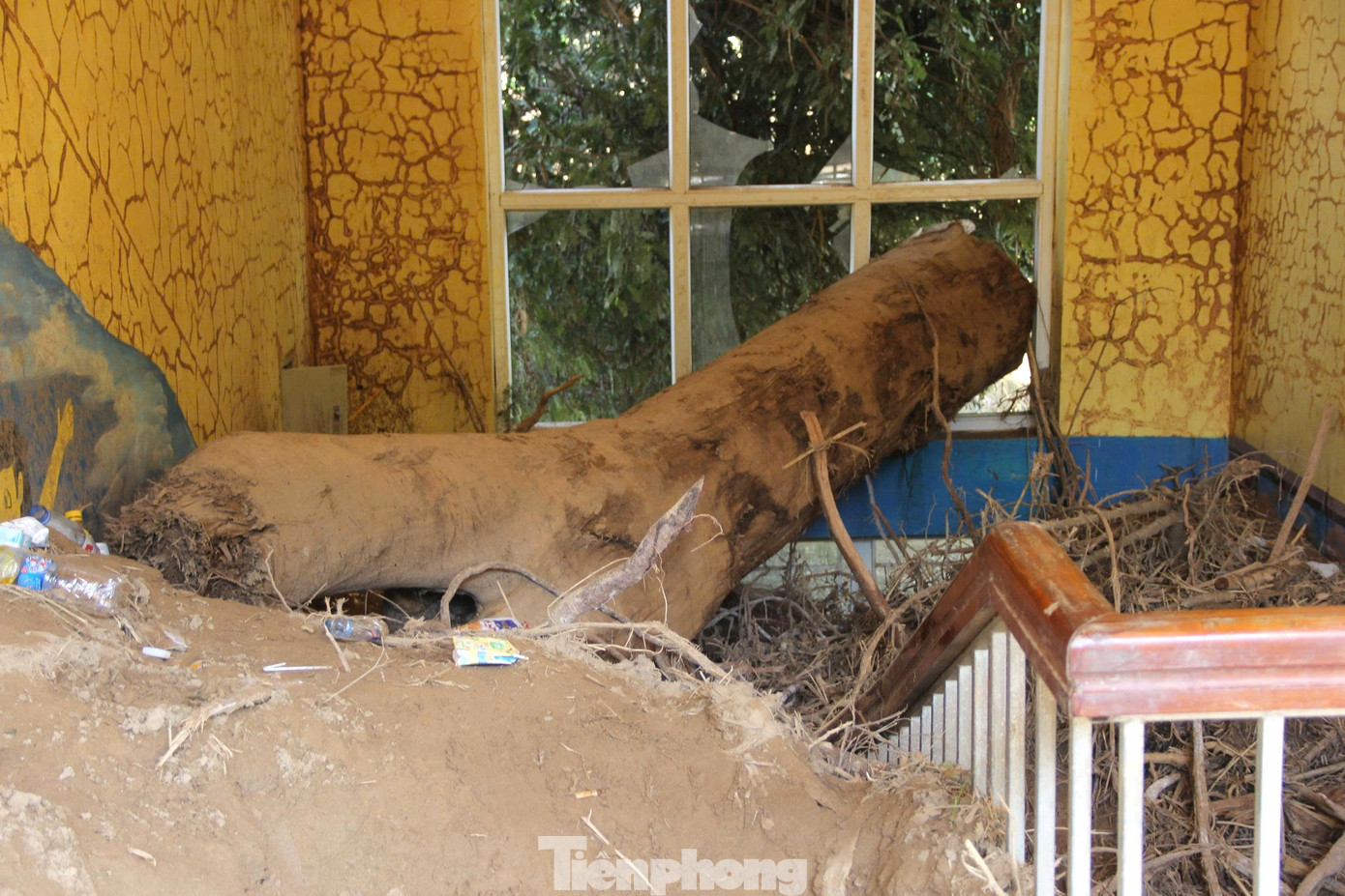 Cận cảnh trường học tan hoang sau lũ, ngành giáo dục gặp khó trước năm học mới- Ảnh 16.