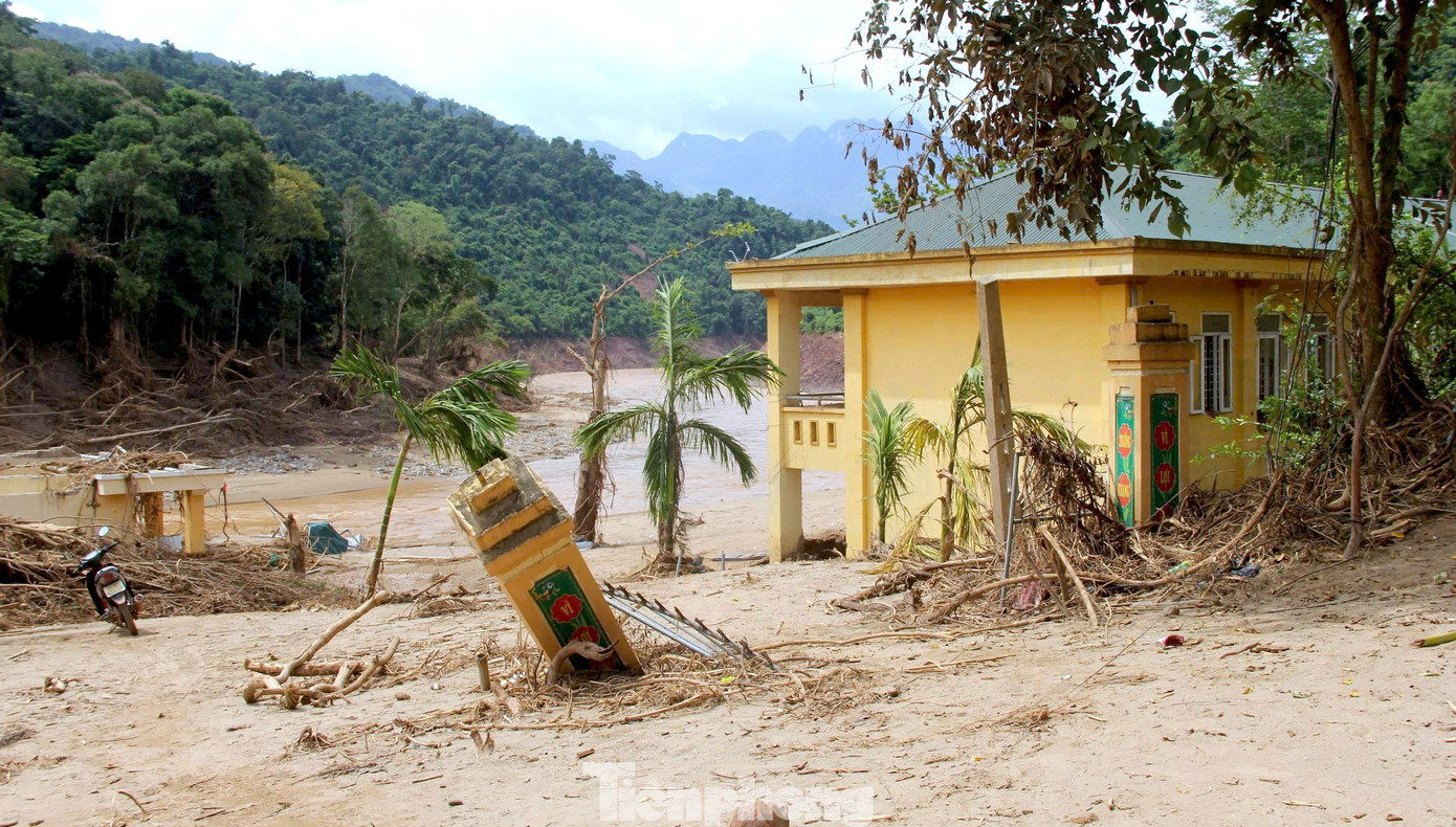 Cận cảnh trường học tan hoang sau lũ, ngành giáo dục gặp khó trước năm học mới- Ảnh 4.