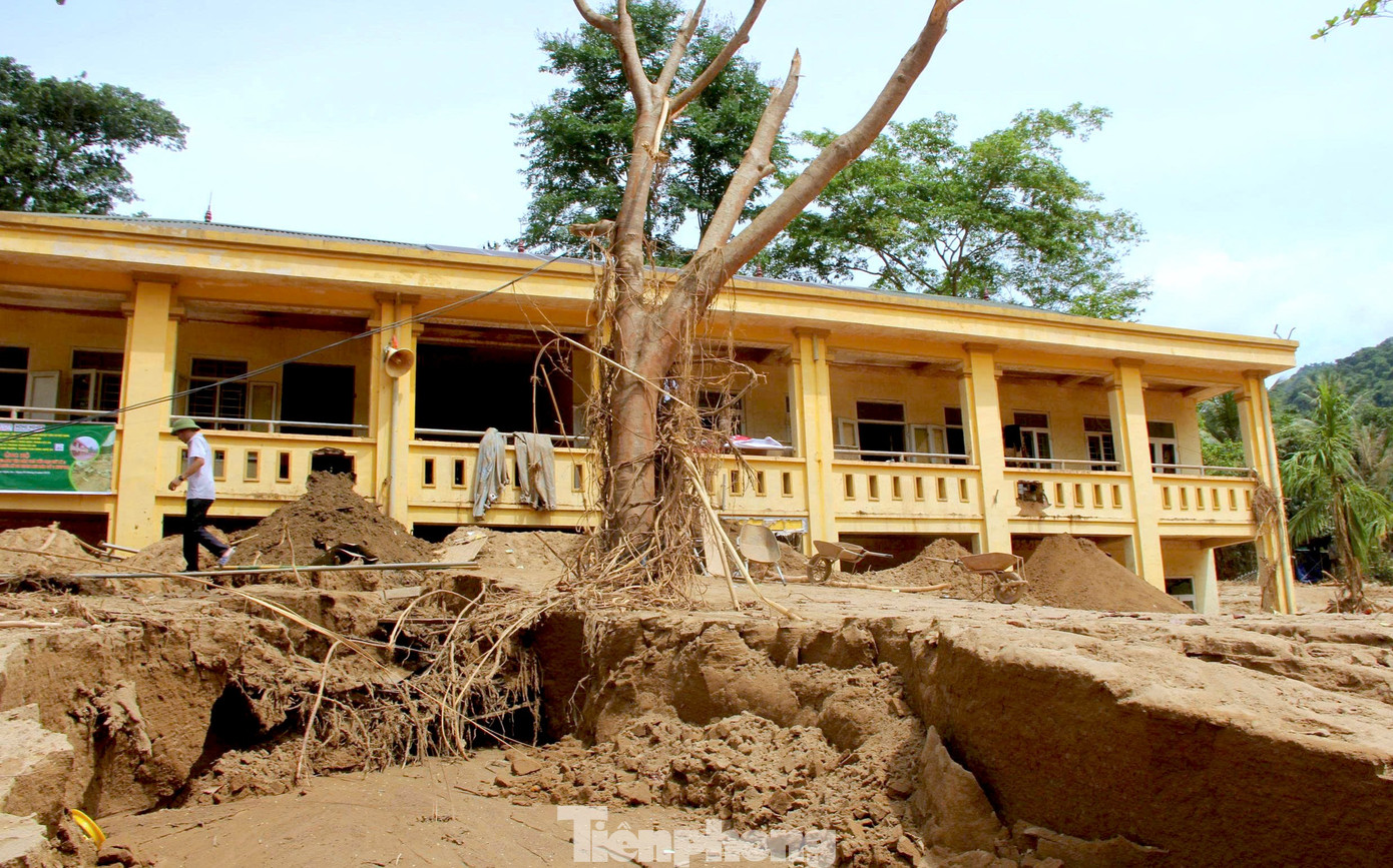 Cận cảnh trường học tan hoang sau lũ, ngành giáo dục gặp khó trước năm học mới- Ảnh 2.