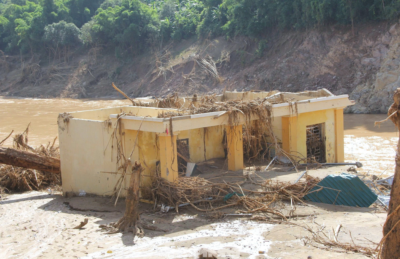 Cận cảnh trường học tan hoang sau lũ, ngành giáo dục gặp khó trước năm học mới- Ảnh 13.