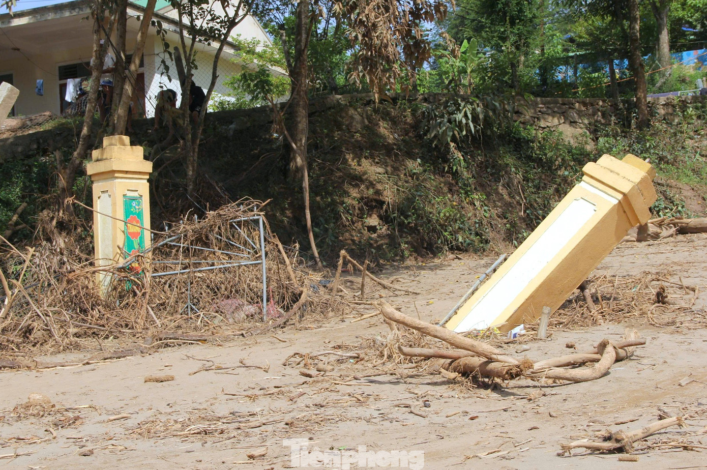 Cận cảnh trường học tan hoang sau lũ, ngành giáo dục gặp khó trước năm học mới- Ảnh 14.