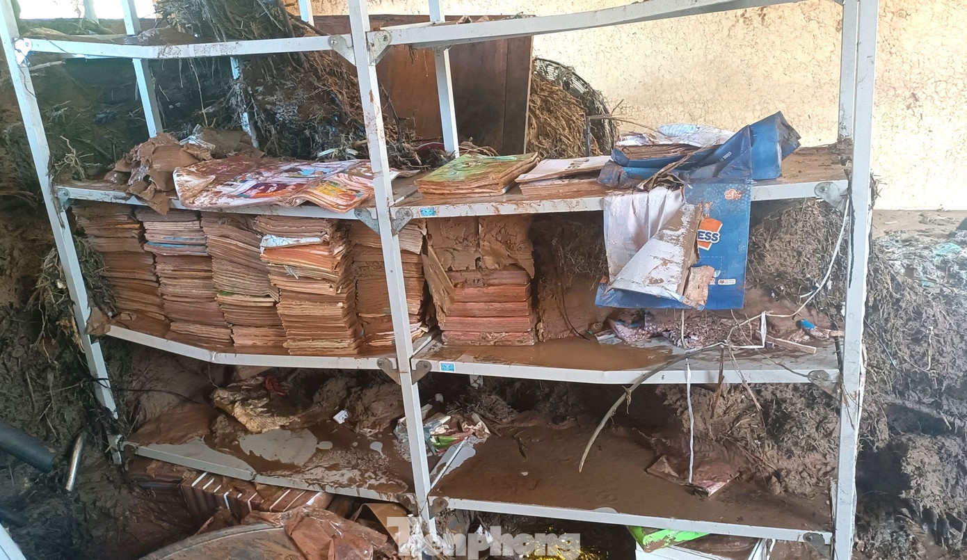 Cận cảnh trường học tan hoang sau lũ, ngành giáo dục gặp khó trước năm học mới- Ảnh 10.