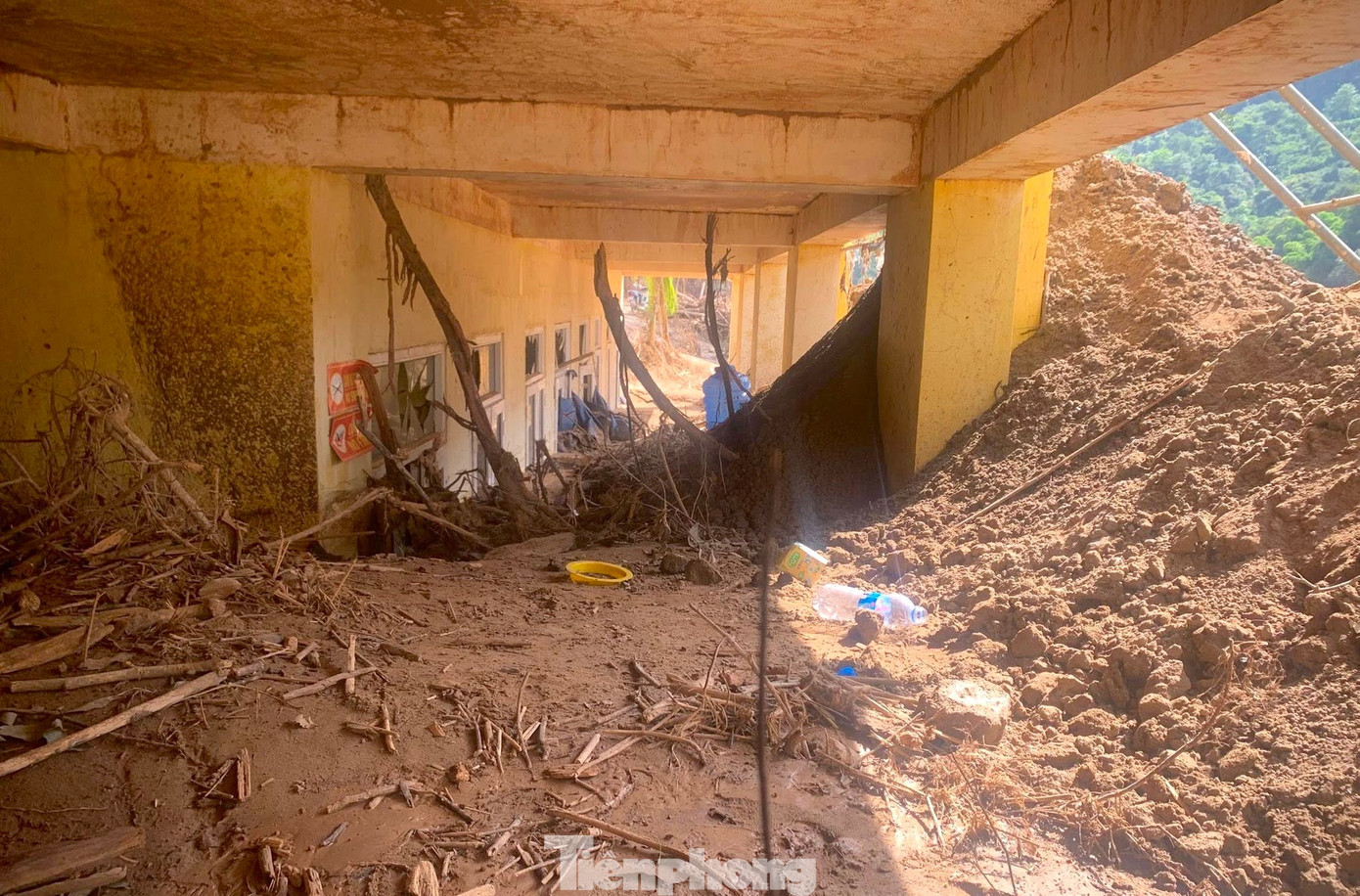 Cận cảnh trường học tan hoang sau lũ, ngành giáo dục gặp khó trước năm học mới- Ảnh 6.