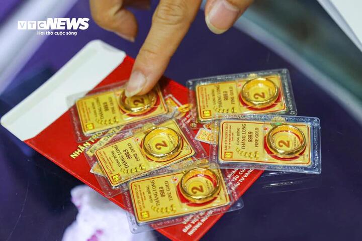 Giá vàng liên tục xô đổ kỷ lục, muốn đầu tư cần chú ý gì?- Ảnh 2.