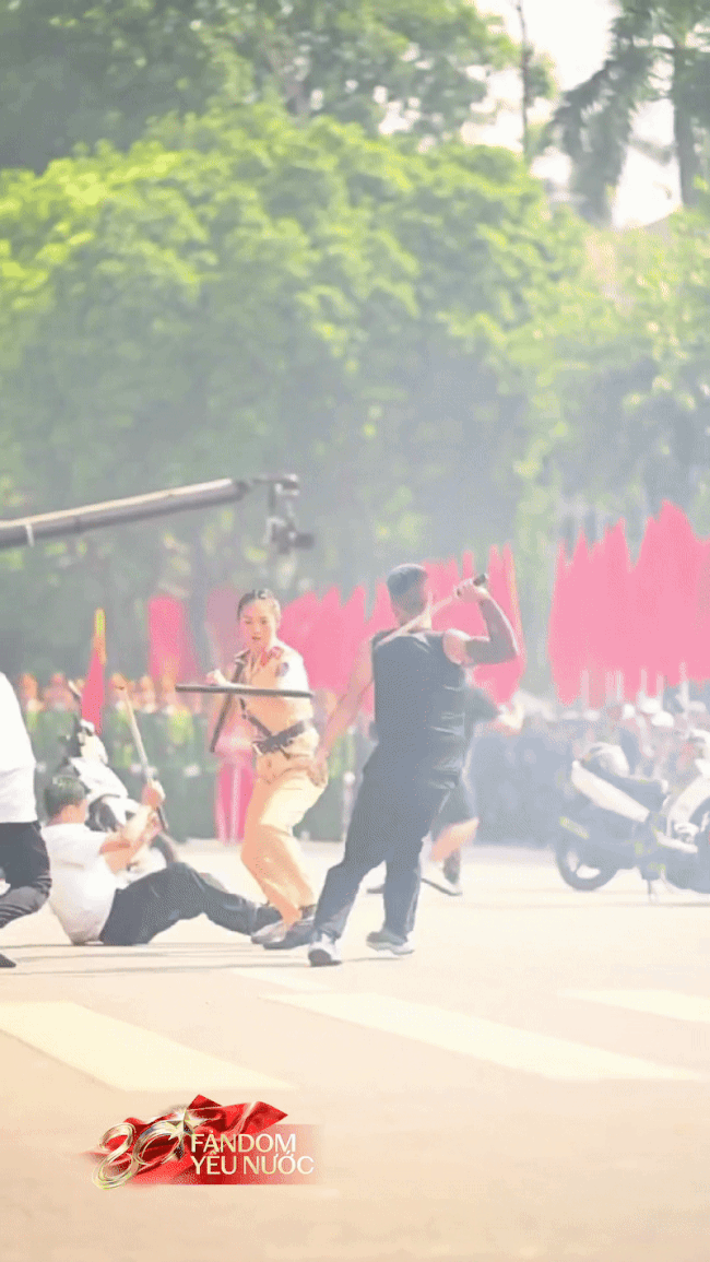 Nữ đại uý quật ngã “quái xế” trên Hồ Gươm: Võ thuật, bắn súng đều giỏi, hình ảnh đời thường gây bất ngờ- Ảnh 1.