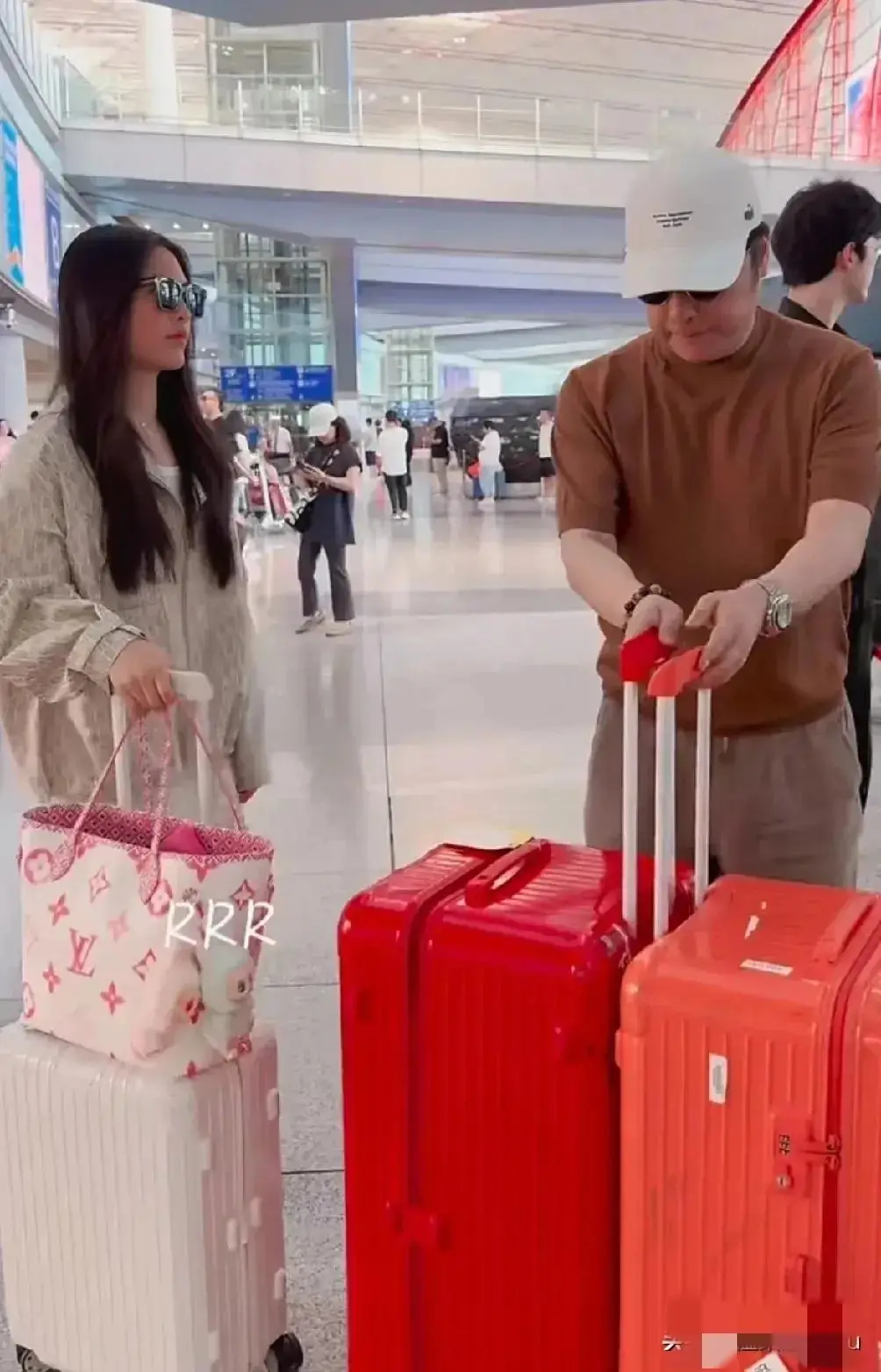 Con gái MC giàu nhất showbiz 15 tuổi đã có Rolls-Royce riêng: phong thái tài phiệt trong cốt cách, 1 cử chỉ ở sân bay nhận mưa lời khen vì cách giáo dục của mẹ- Ảnh 2. Con gái MC giàu nhất showbiz 15 tuổi đã có Rolls-Royce riêng: phong thái tài phiệt trong cốt cách, 1 cử chỉ ở sân bay nhận mưa lời khen vì cách giáo dục của mẹ- Ảnh 2.