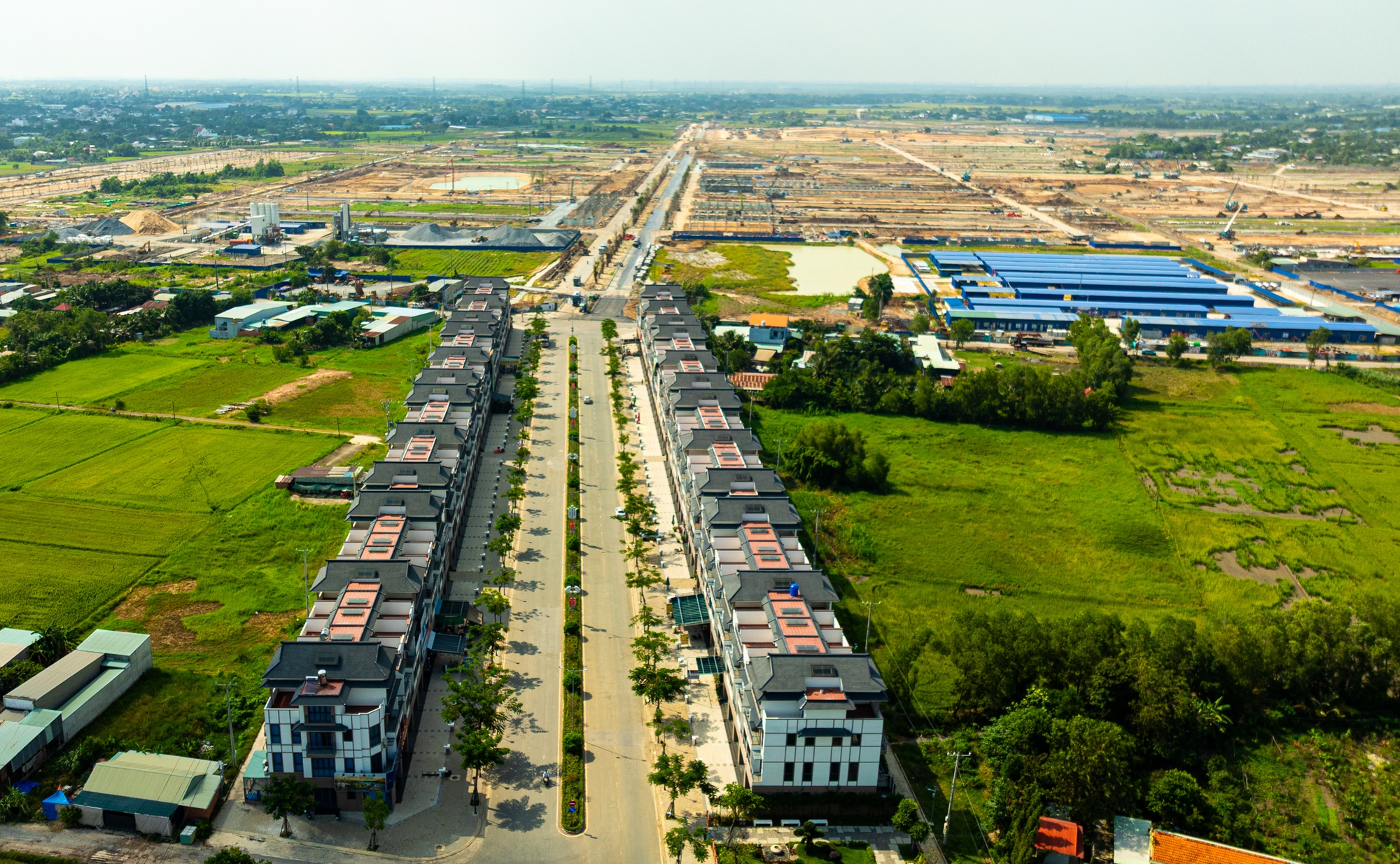 Vành đai 3 bứt tốc, loạt dự án ở Long An cũ đua nhau bung hàng: Vinhomes gây sốt với 1.000 booking, Ecopark bán sạch nhà liền kề trong 2 ngày- Ảnh 10.