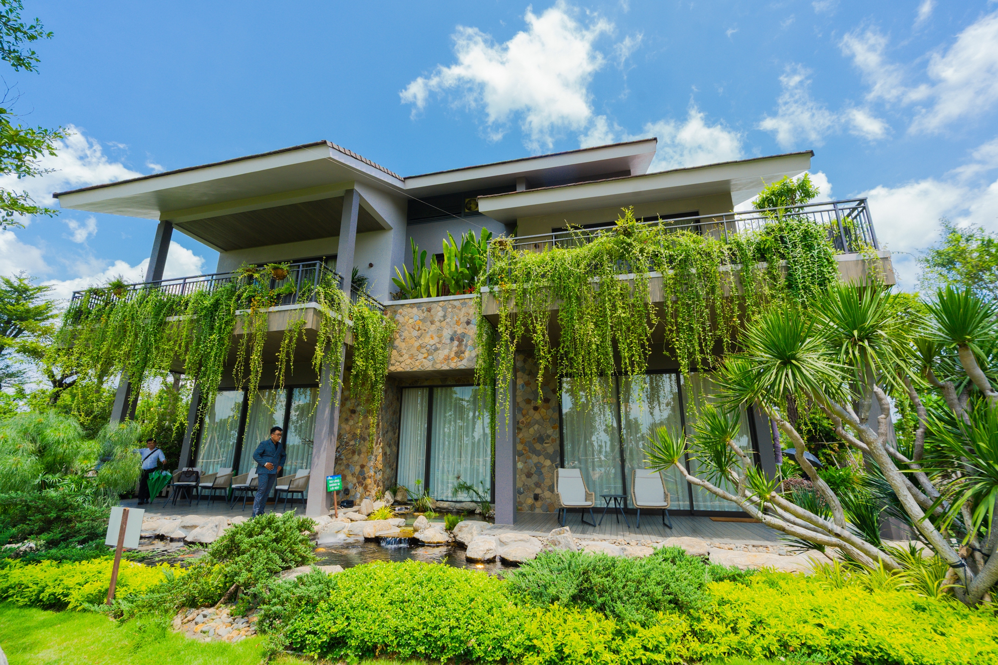 Vành đai 3 bứt tốc, loạt dự án ở Long An cũ đua nhau bung hàng: Vinhomes gây sốt với 1.000 booking, Ecopark bán sạch nhà liền kề trong 2 ngày- Ảnh 3.