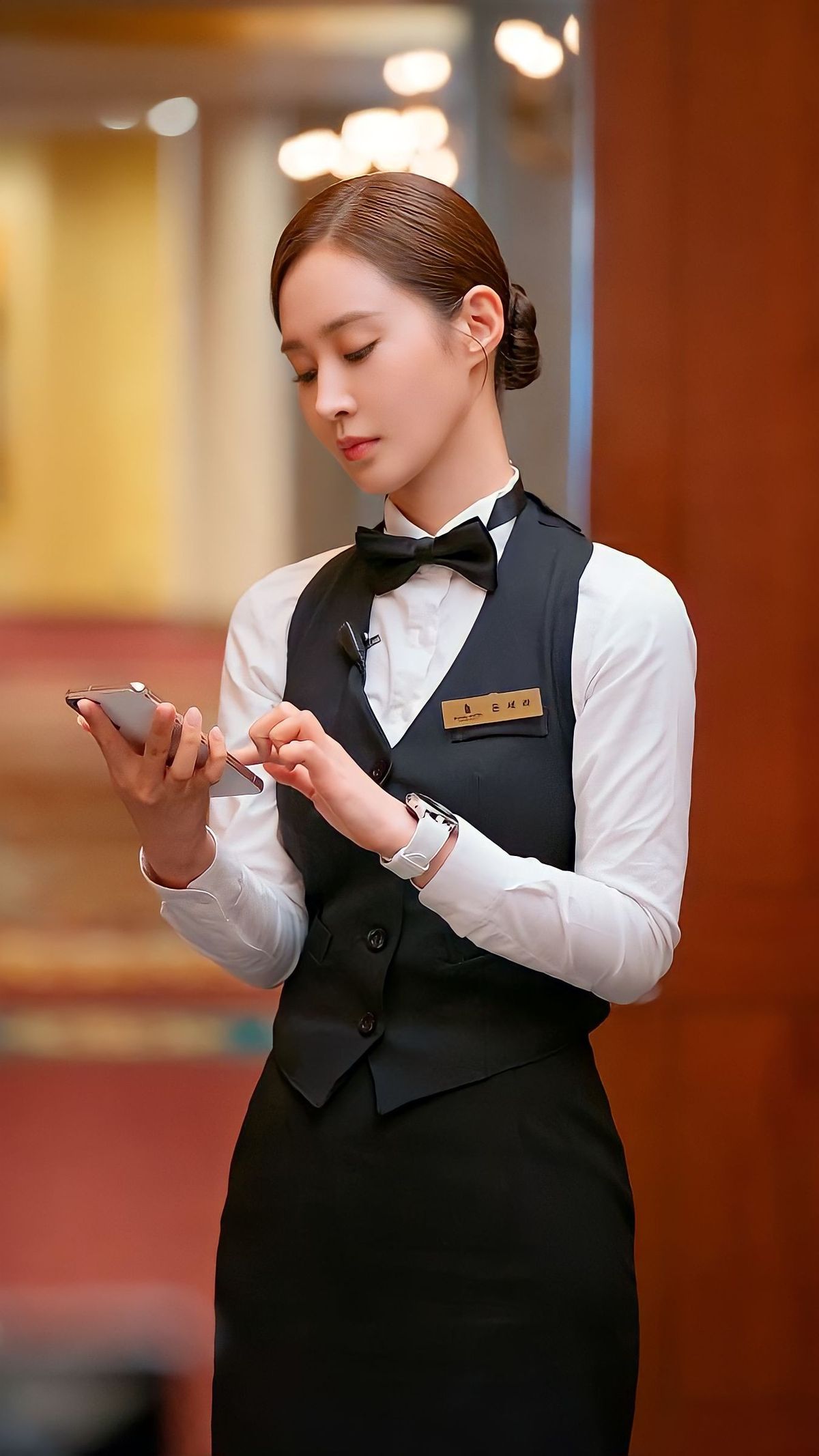 Những người trẻ nhà biệt thự, đi xe mui trần nhưng làm lễ tân khách sạn- Ảnh 1.