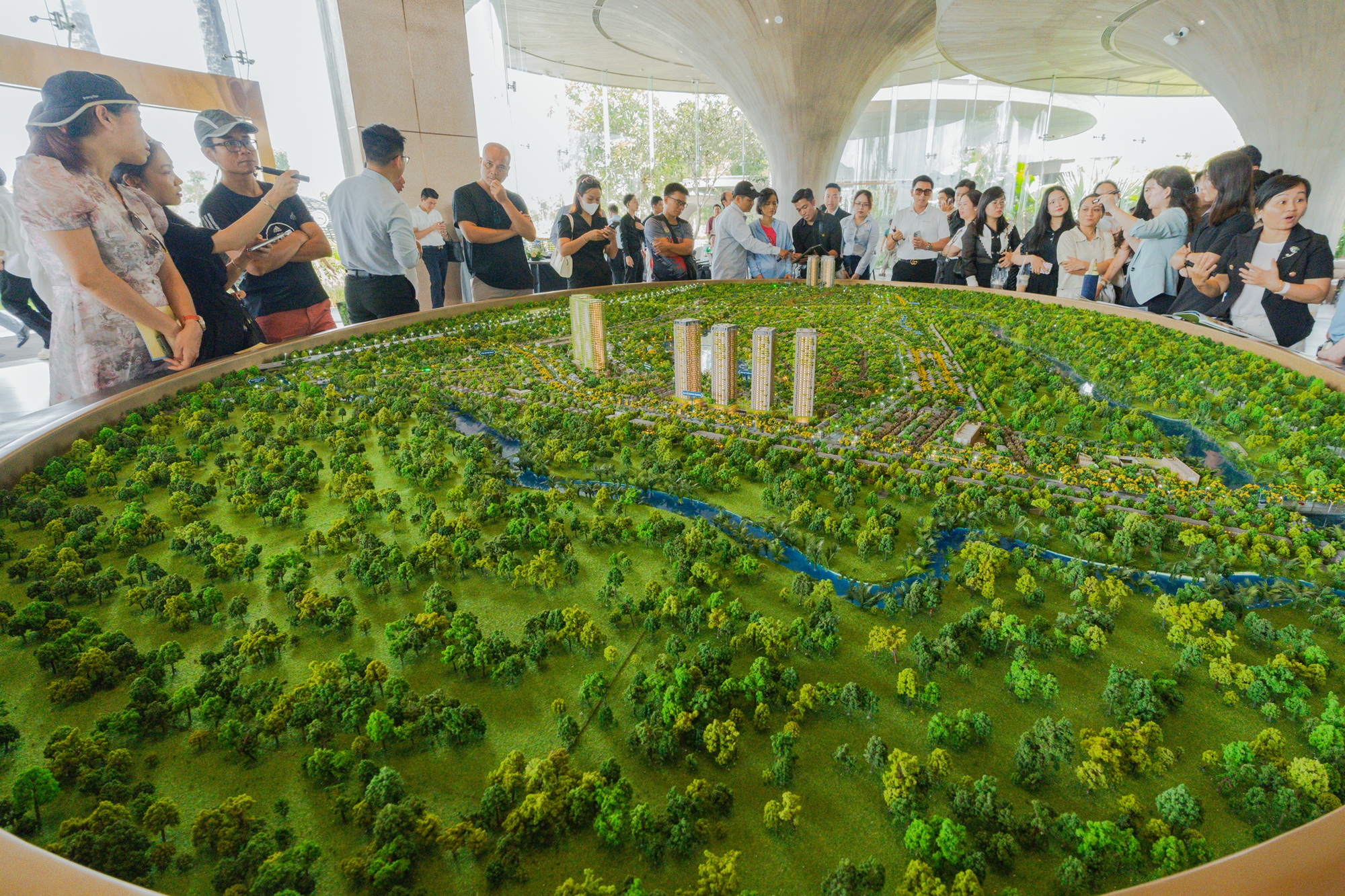 Vành đai 3 bứt tốc, loạt dự án ở Long An cũ đua nhau bung hàng: Vinhomes gây sốt với 1.000 booking, Ecopark bán sạch nhà liền kề trong 2 ngày- Ảnh 4.