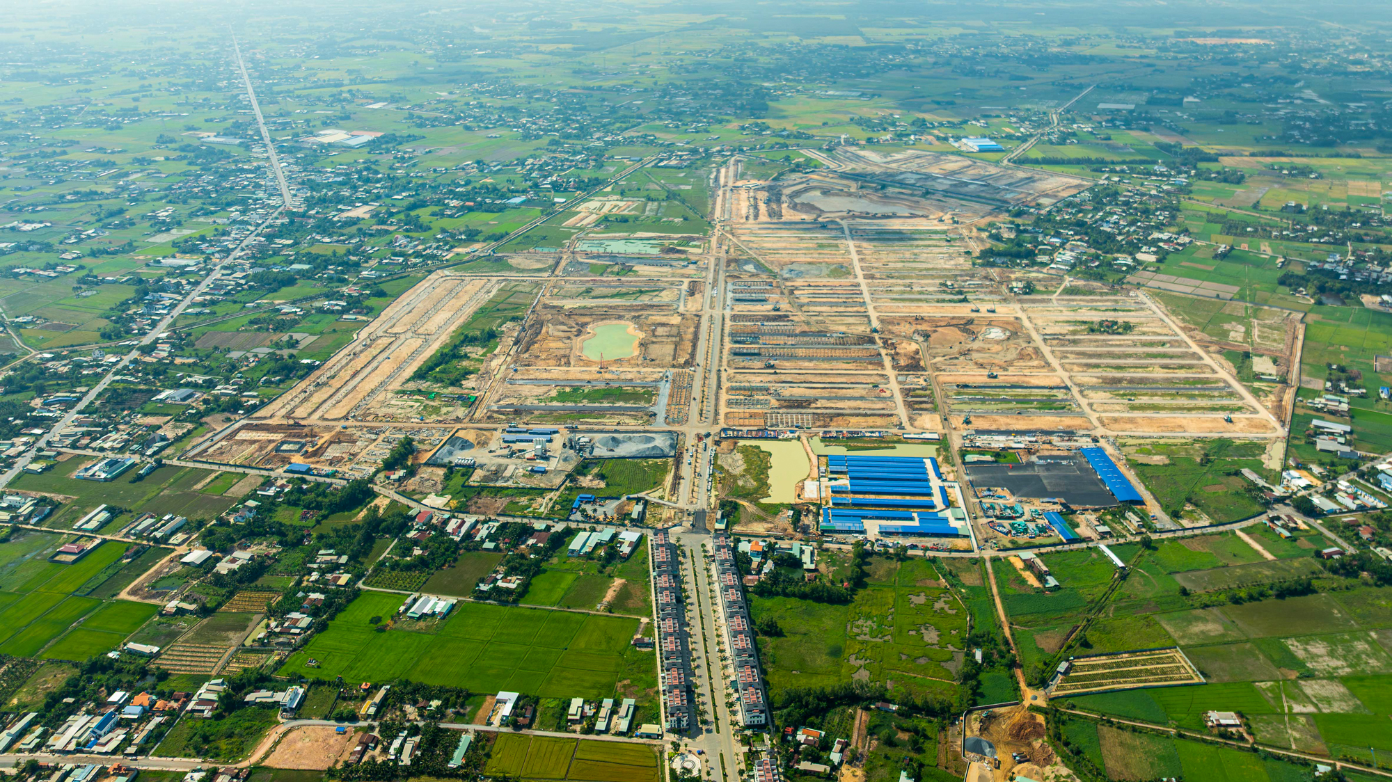 Vành đai 3 bứt tốc, loạt dự án ở Long An cũ đua nhau bung hàng: Vinhomes gây sốt với 1.000 booking, Ecopark bán sạch nhà liền kề trong 2 ngày- Ảnh 5.