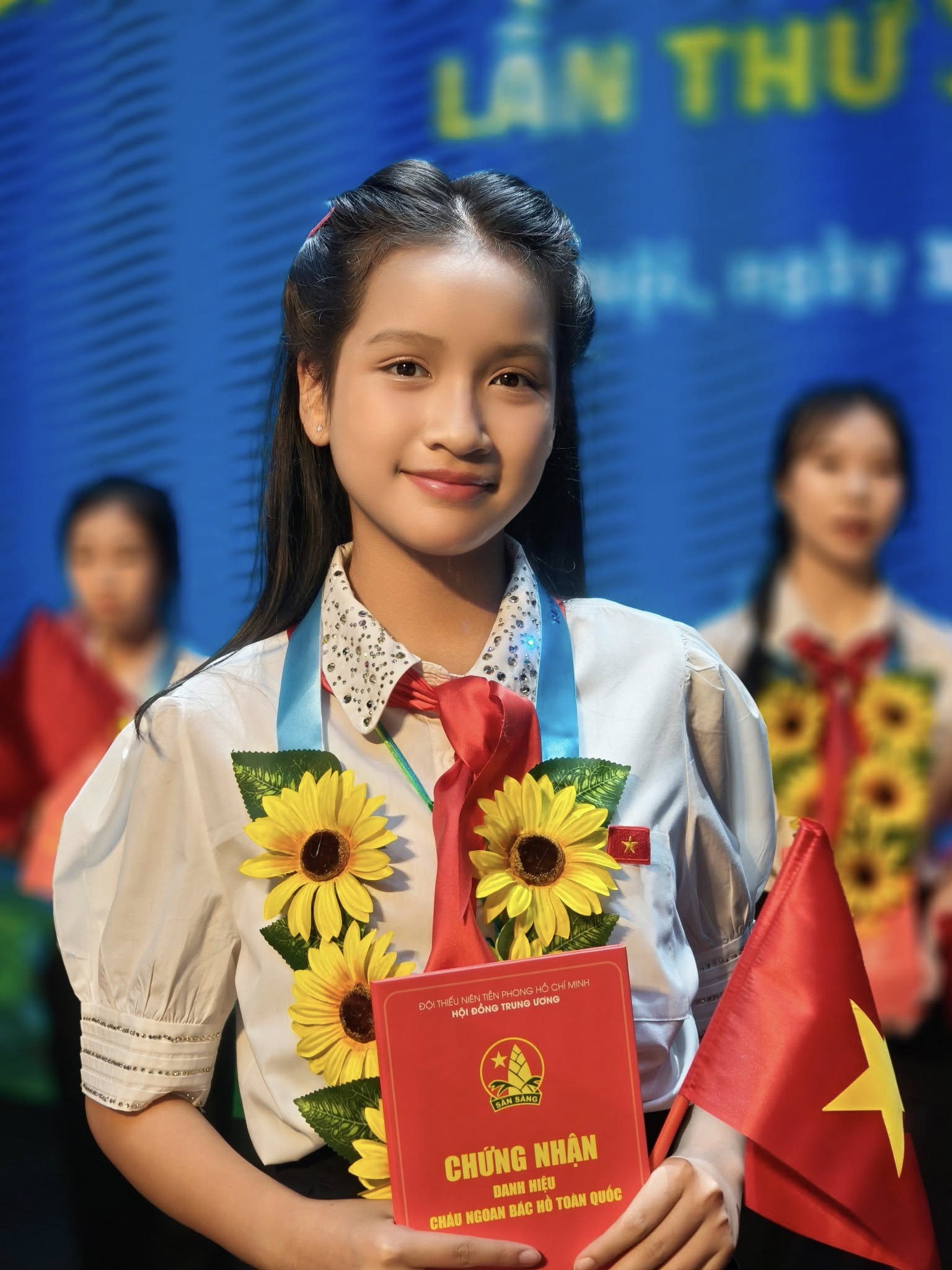 Cô bé Hà Nội SN 2012 cất giọng hát làm 50.000 rung tim giữa concert Quốc gia là ai?- Ảnh 4.