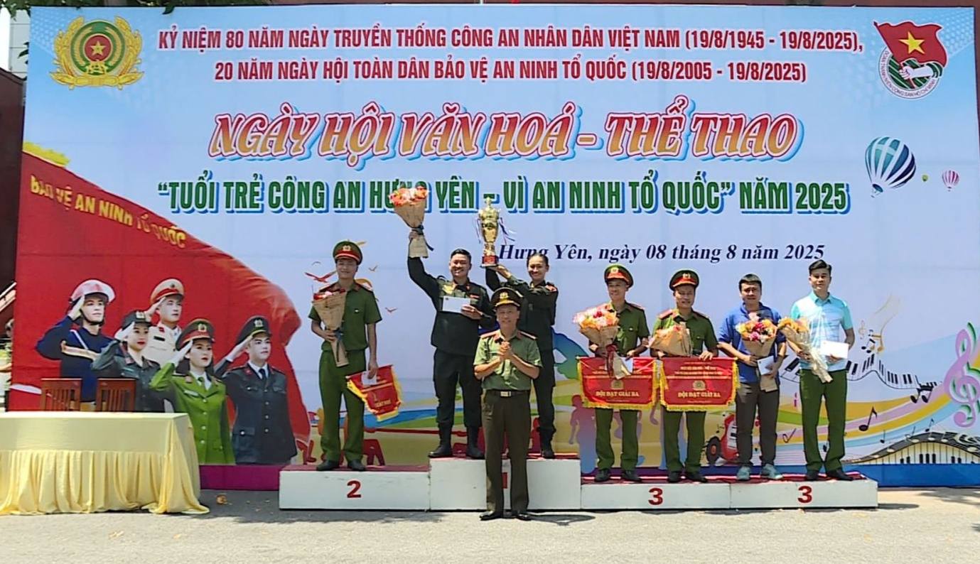 Nữ đại uý quật ngã “quái xế” trên Hồ Gươm: Võ thuật, bắn súng đều giỏi, hình ảnh đời thường gây bất ngờ- Ảnh 8.