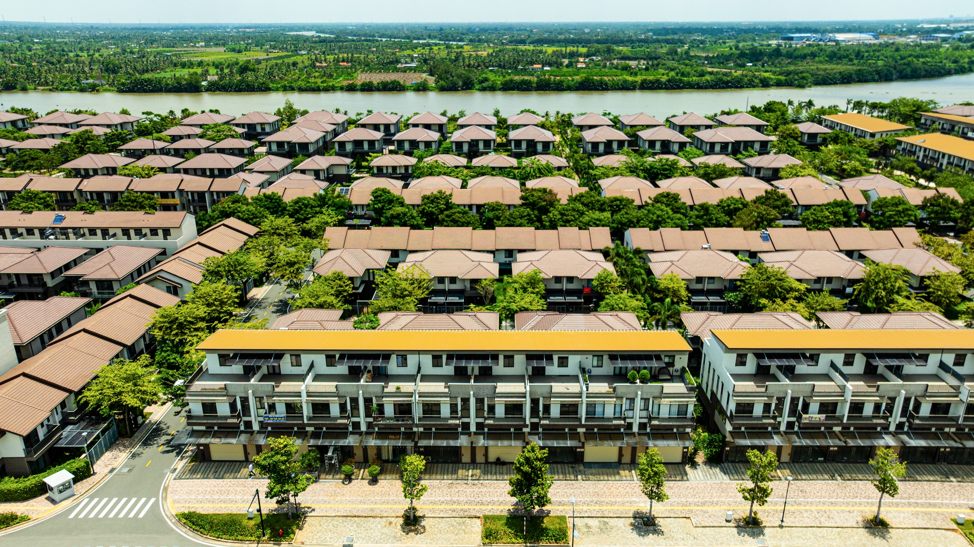 Vành đai 3 bứt tốc, loạt dự án ở Long An cũ đua nhau bung hàng: Vinhomes gây sốt với 1.000 booking, Ecopark bán sạch nhà liền kề trong 2 ngày- Ảnh 7.