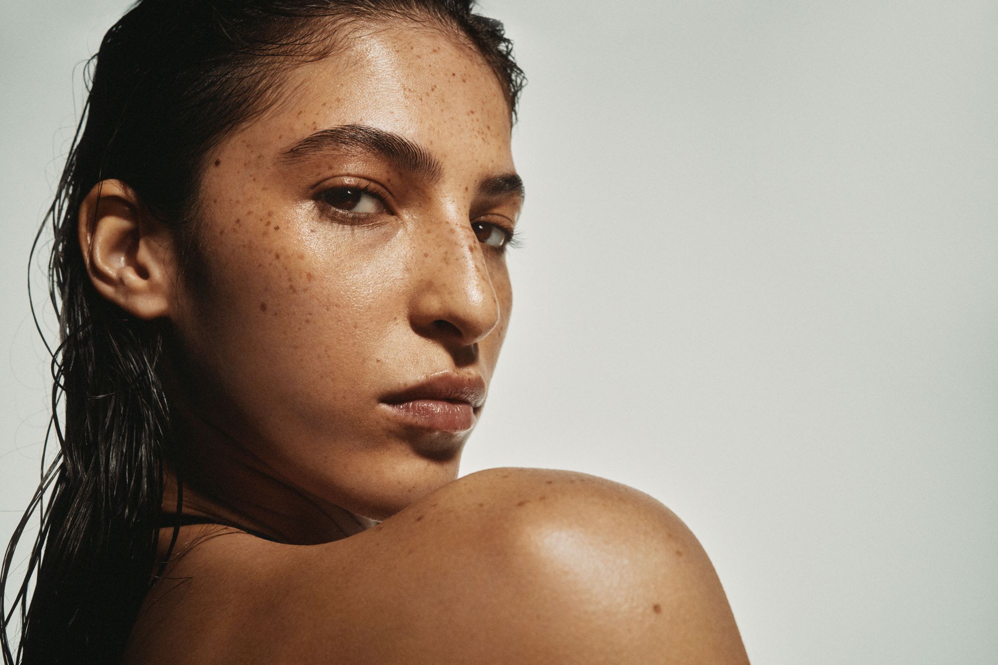 Dưới kính hiển vi: Sự thật về “Da thiếu nước, thừa dầu” - Ảnh 1.