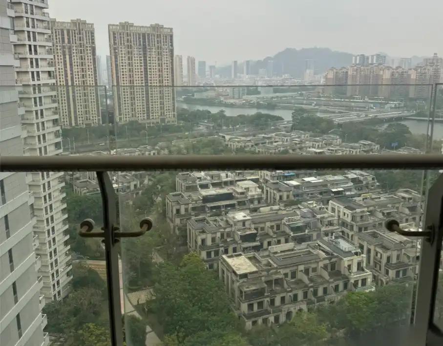 Mẹ Hà Nội chia sẻ: Sau 10 năm sống ở tầng 26, tôi chuyển xuống tầng 4 - nơi ai cũng né - và nhận ra sự khác biệt là rất lớn- Ảnh 1.