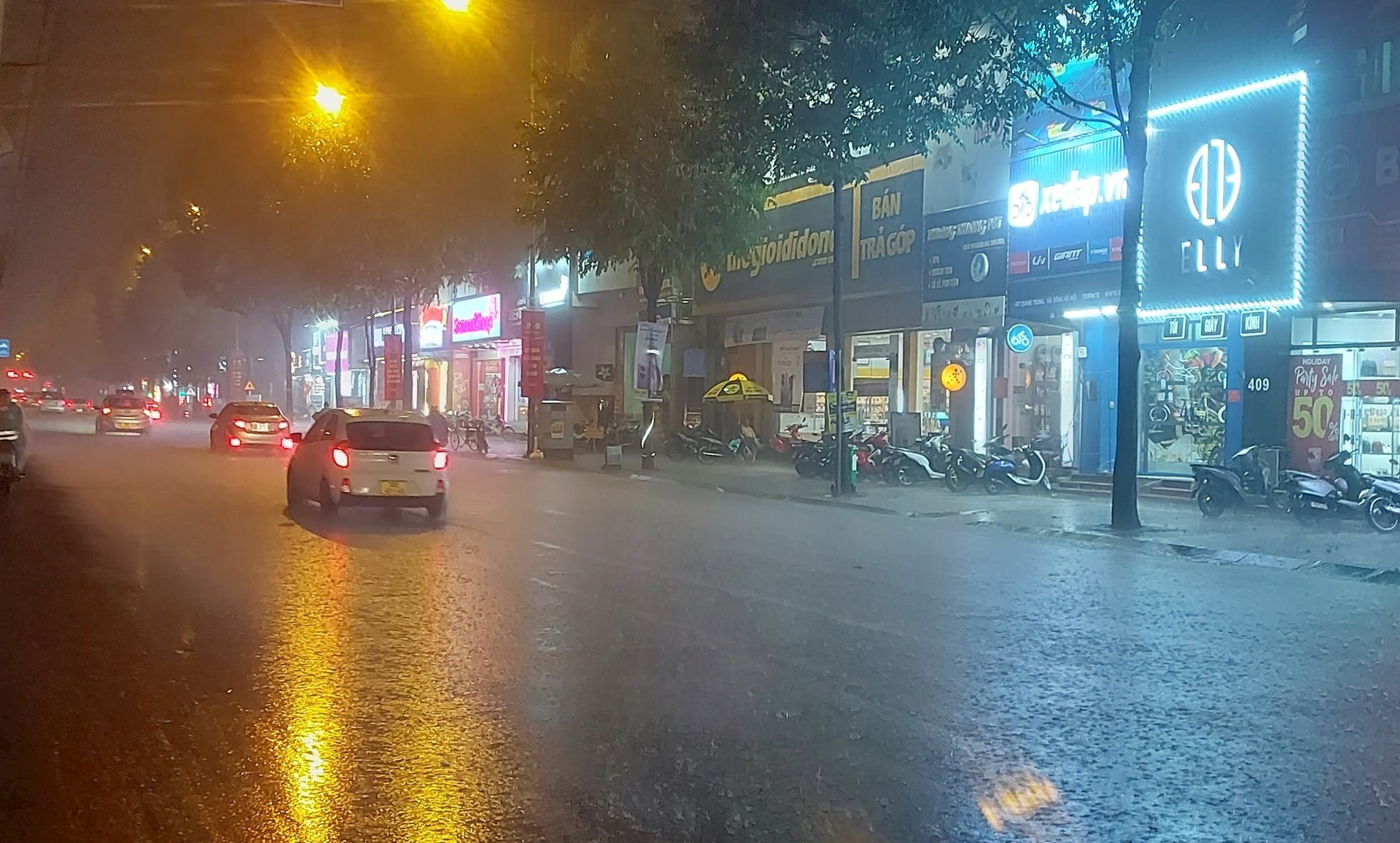 Hà Nội mưa lớn, xuất hiện lũ trên các sông trong thành phố- Ảnh 1.