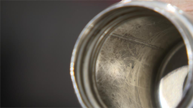 Môi khô, mở miệng là rỉ máu suốt 6 tháng vì chiếc cốc giữ nhiệt- Ảnh 1.