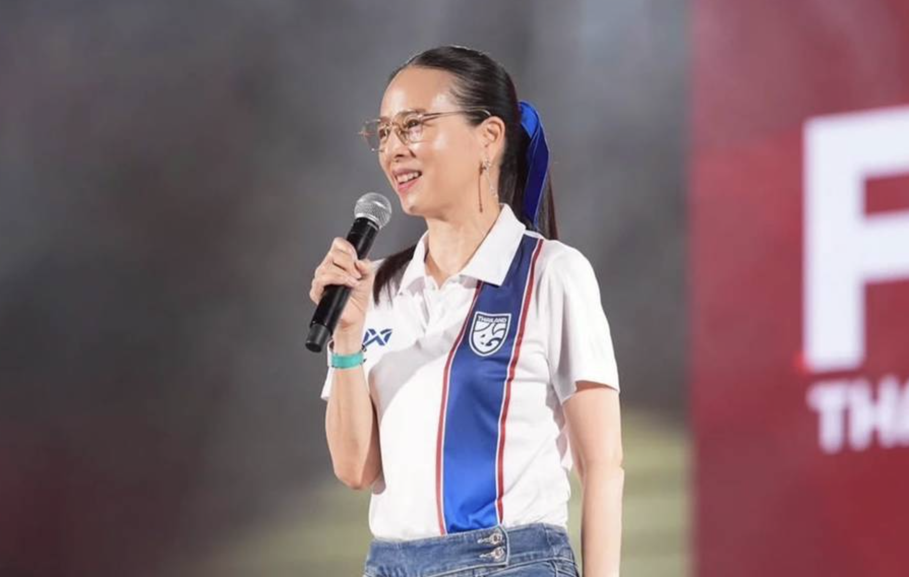 Xôn xao vụ nữ tỷ phú Madam Pang phải đi bán áo trả nợ cho liên đoàn bóng đá Thái Lan, có chuyện gì đây?- Ảnh 1. Xôn xao vụ nữ tỷ phú Madam Pang phải đi bán áo trả nợ cho liên đoàn bóng đá Thái Lan, có chuyện gì đây?- Ảnh 1.