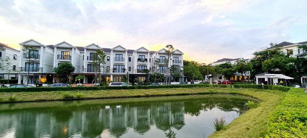 "Review" khối tài sản của Sơn Tùng M-TP: Lái xe sang 13 tỷ đồng, ở biệt thự ven sông và là Chủ tịch công ty giải trí hàng đầu- Ảnh 2. "Review" khối tài sản của Sơn Tùng M-TP: Lái xe sang 13 tỷ đồng, ở biệt thự ven sông và là Chủ tịch công ty giải trí hàng đầu- Ảnh 2.