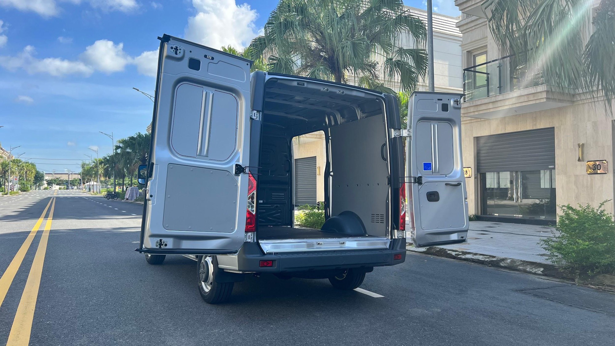 Tải van thùng lớn: lời giải mới cho vận tải nội đô - Ảnh 2.