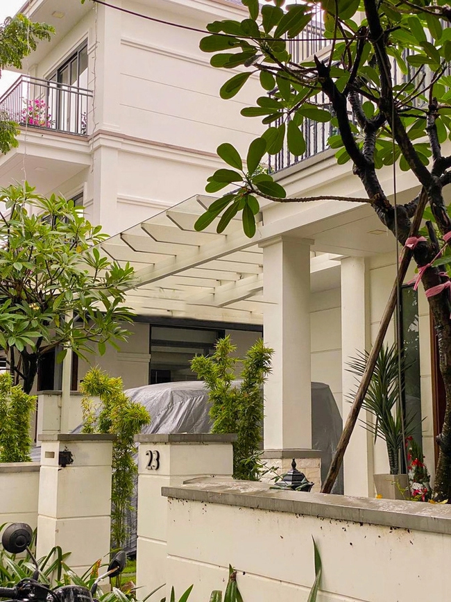 "Review" khối tài sản của Sơn Tùng M-TP: Lái xe sang 13 tỷ đồng, ở biệt thự ven sông và là Chủ tịch công ty giải trí hàng đầu- Ảnh 1. "Review" khối tài sản của Sơn Tùng M-TP: Lái xe sang 13 tỷ đồng, ở biệt thự ven sông và là Chủ tịch công ty giải trí hàng đầu- Ảnh 1.