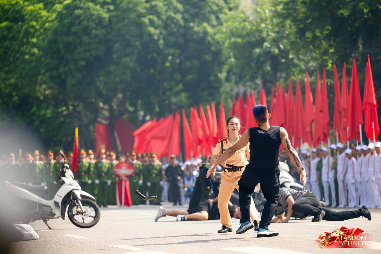 Nữ đại uý quật ngã “quái xế” trên Hồ Gươm: Võ thuật, bắn súng đều giỏi, hình ảnh đời thường gây bất ngờ- Ảnh 3.