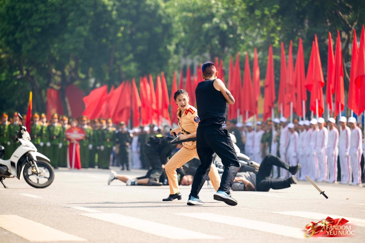 Nữ đại uý quật ngã “quái xế” trên Hồ Gươm: Võ thuật, bắn súng đều giỏi, hình ảnh đời thường gây bất ngờ- Ảnh 2.