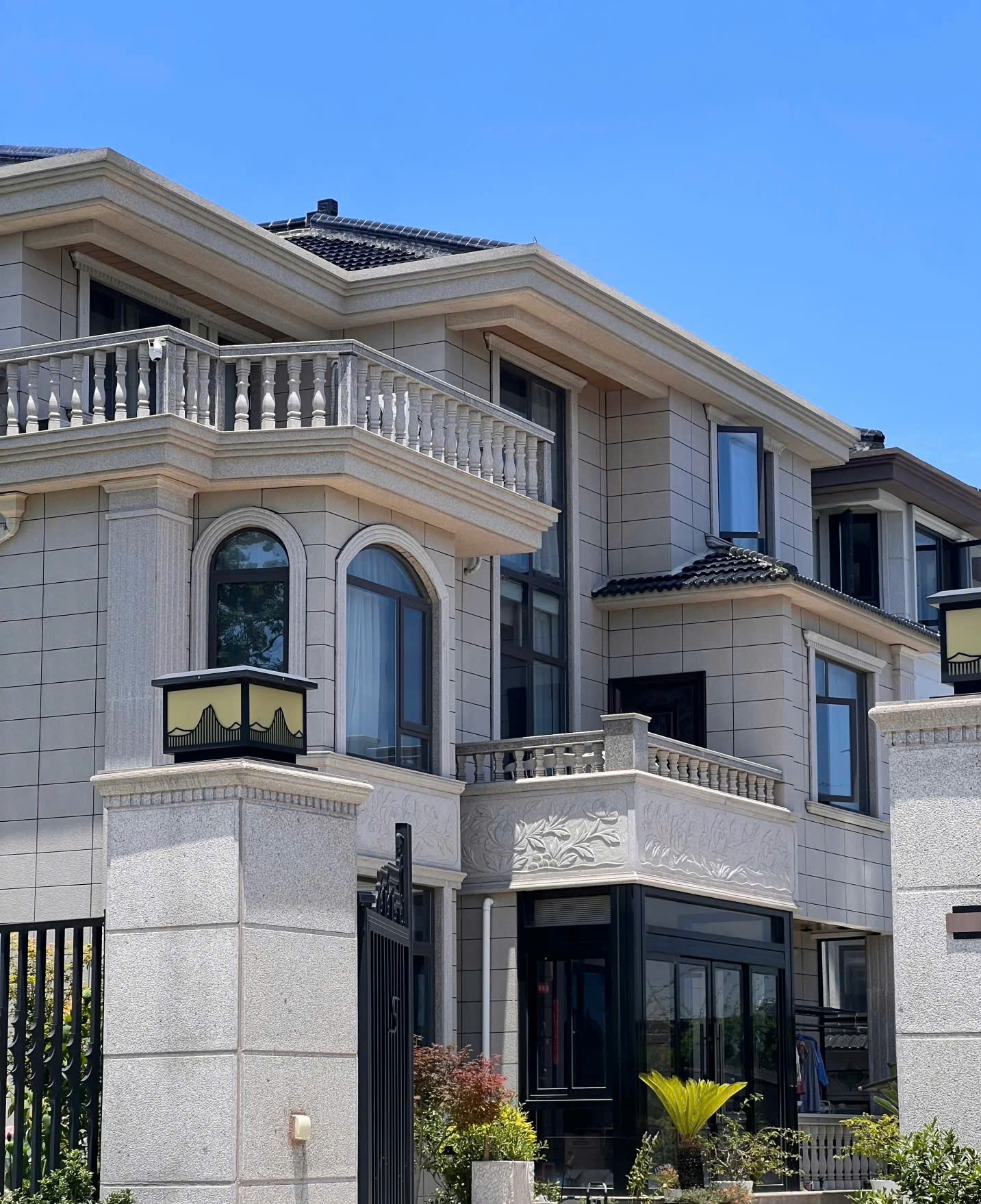 Những người trẻ nhà biệt thự, đi xe mui trần nhưng làm lễ tân khách sạn- Ảnh 3.