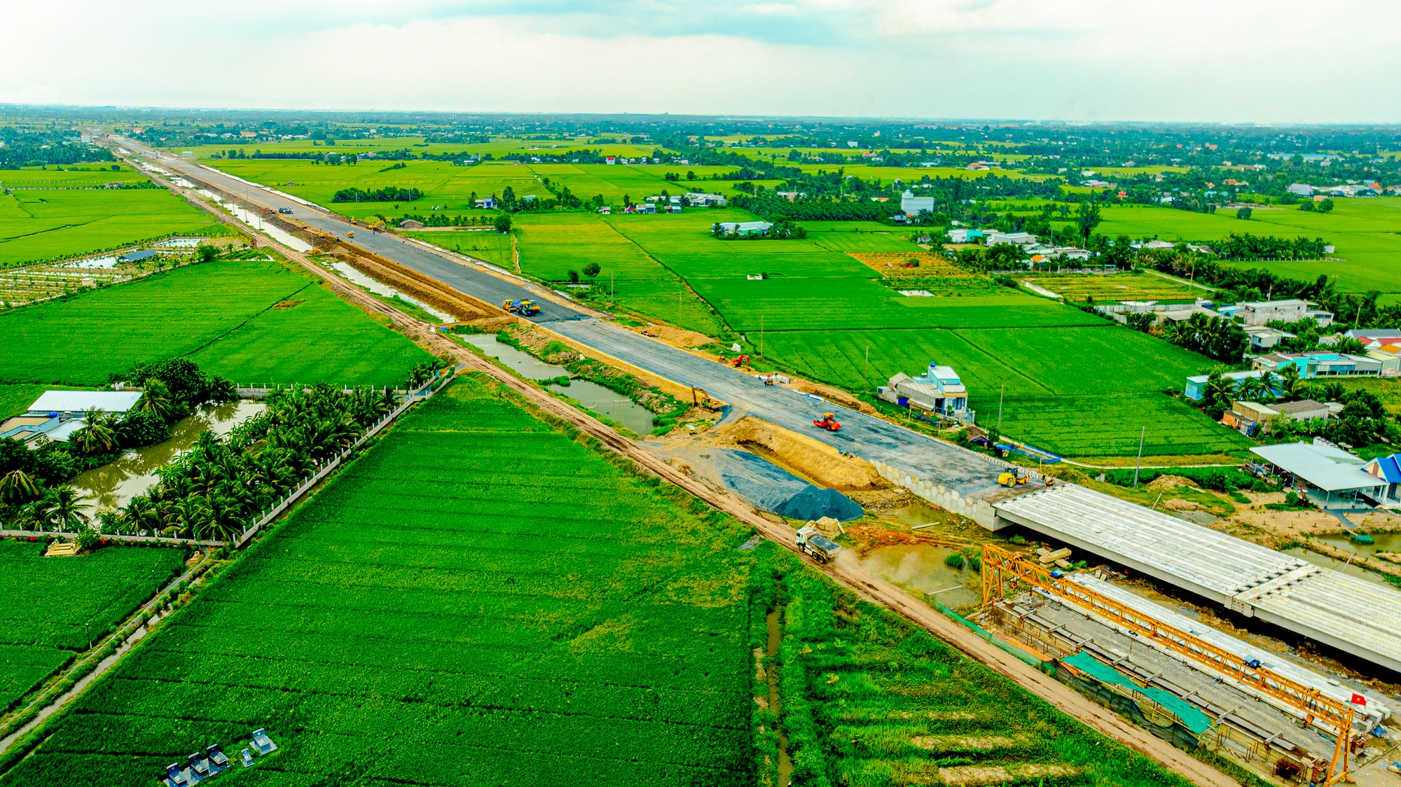 Toàn cảnh đoạn vành đai 3 qua Long An cũ: Đang trải nhựa, sắp thông xe, dự án xung quanh cháy hàng, tăng giá - Ảnh 1.