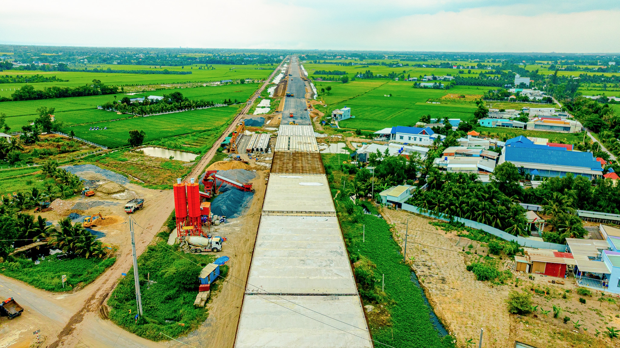 Toàn cảnh đoạn vành đai 3 qua Long An cũ: Đang trải nhựa, sắp thông xe, dự án xung quanh cháy hàng, tăng giá - Ảnh 2.