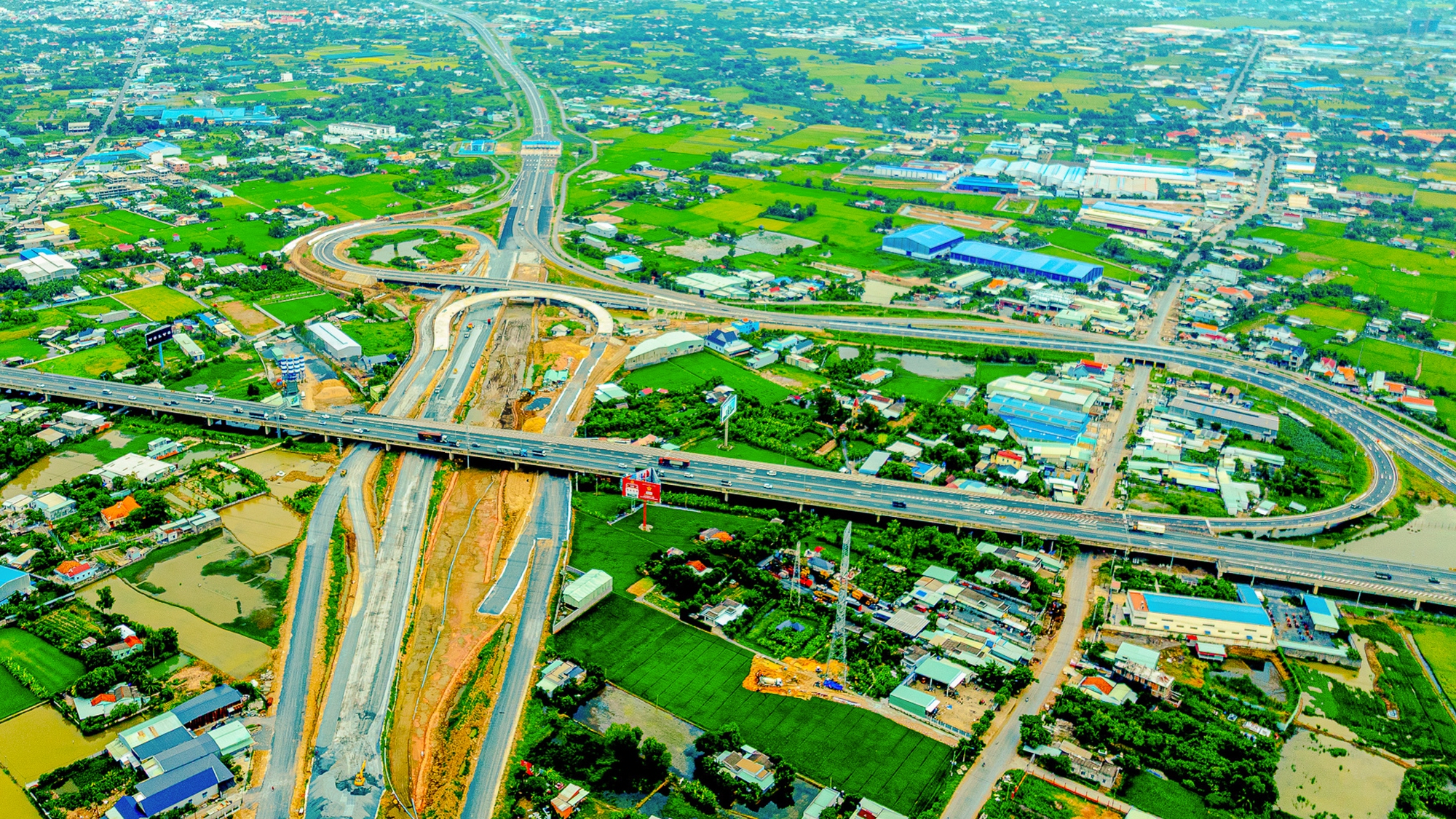 Toàn cảnh đoạn vành đai 3 qua Long An cũ: Đang trải nhựa, sắp thông xe, dự án xung quanh cháy hàng, tăng giá - Ảnh 3.