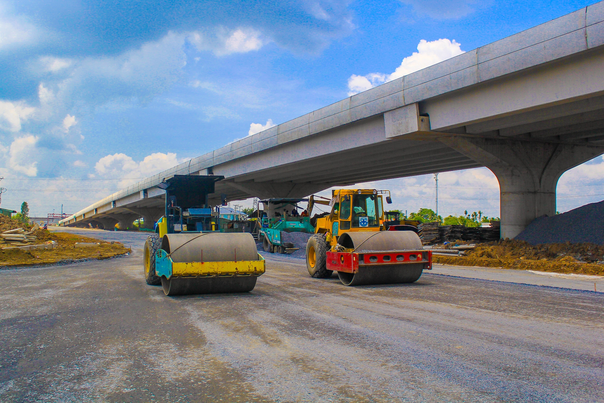 Toàn cảnh đoạn vành đai 3 qua Long An cũ: Đang trải nhựa, sắp thông xe, dự án xung quanh cháy hàng, tăng giá - Ảnh 4.