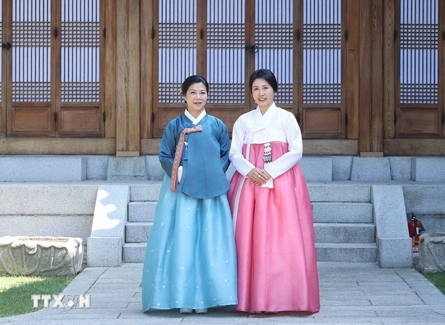 Trang phục truyền thống của phu nhân Ngô Phương Ly và phu nhân Tổng thống Hàn Quốc từng chi tiết mang ý nghĩa tinh tế- Ảnh 10. Trang phục truyền thống của phu nhân Ngô Phương Ly và phu nhân Tổng thống Hàn Quốc từng chi tiết mang ý nghĩa tinh tế- Ảnh 10.