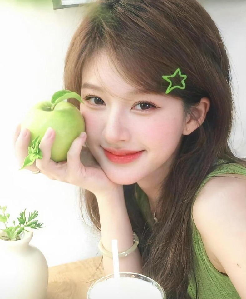 Triệu Lộ Tư giải cứu 600 tấn táo ế, Trung Quốc 1,4 tỷ dân phải gọi cô là "thánh nữ bán hàng"!- Ảnh 1.