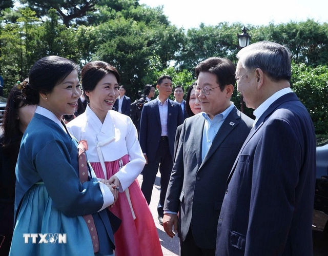 Trang phục truyền thống của phu nhân Ngô Phương Ly và phu nhân Tổng thống Hàn Quốc từng chi tiết mang ý nghĩa tinh tế- Ảnh 12. Trang phục truyền thống của phu nhân Ngô Phương Ly và phu nhân Tổng thống Hàn Quốc từng chi tiết mang ý nghĩa tinh tế- Ảnh 12.