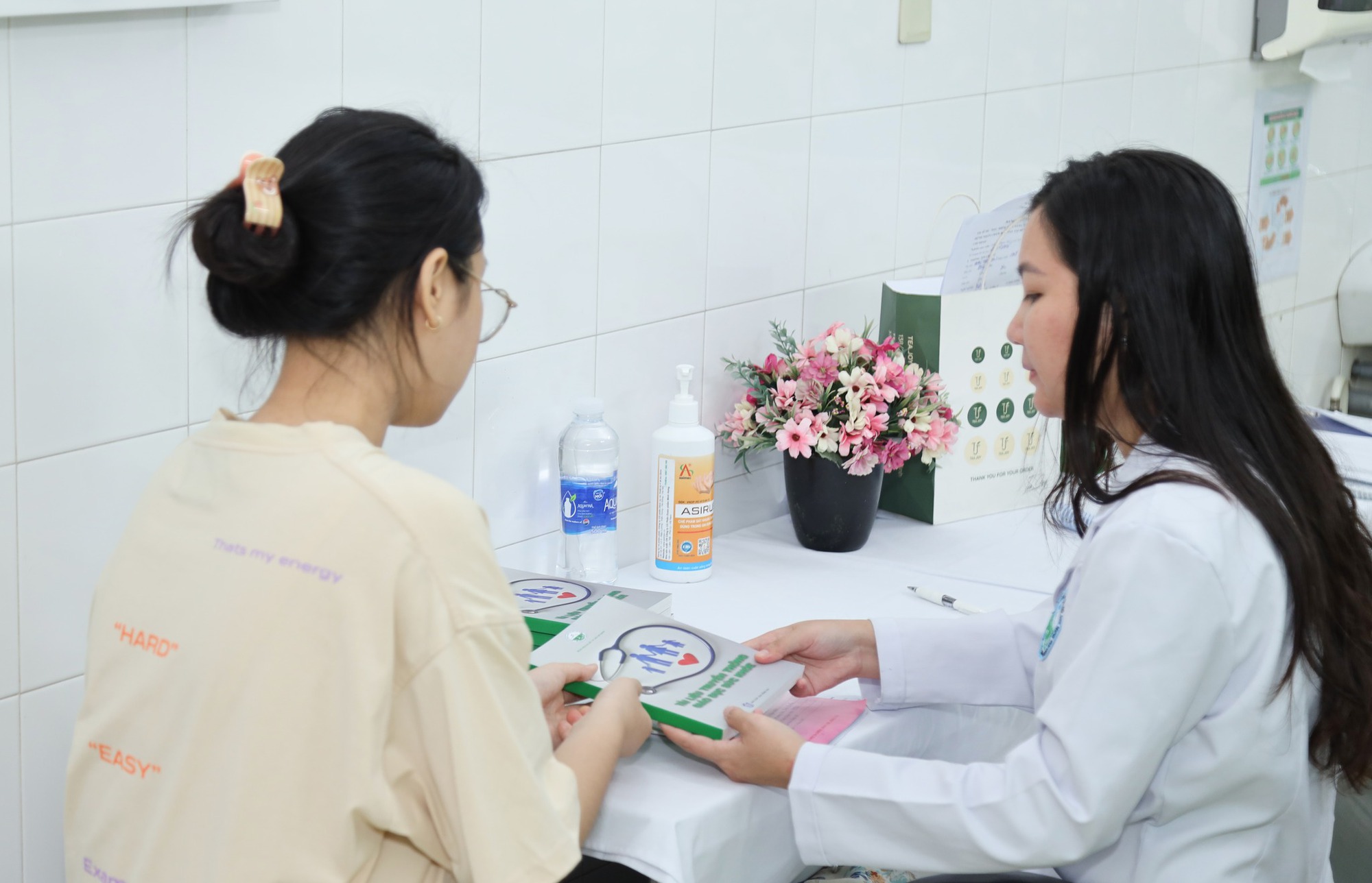 12 trường hợp không được hưởng BHYT khi khám chữa bệnh- Ảnh 1.