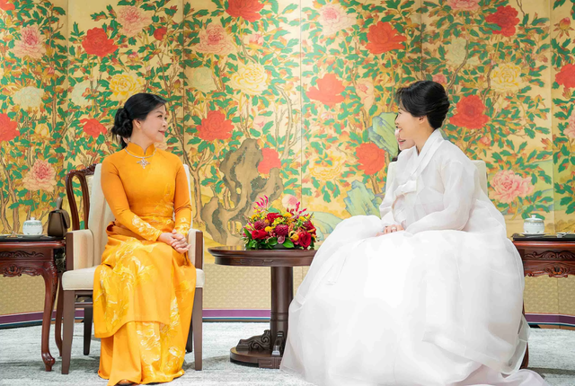 Trang phục truyền thống của phu nhân Ngô Phương Ly và phu nhân Tổng thống Hàn Quốc từng chi tiết mang ý nghĩa tinh tế- Ảnh 2. Trang phục truyền thống của phu nhân Ngô Phương Ly và phu nhân Tổng thống Hàn Quốc từng chi tiết mang ý nghĩa tinh tế- Ảnh 2.