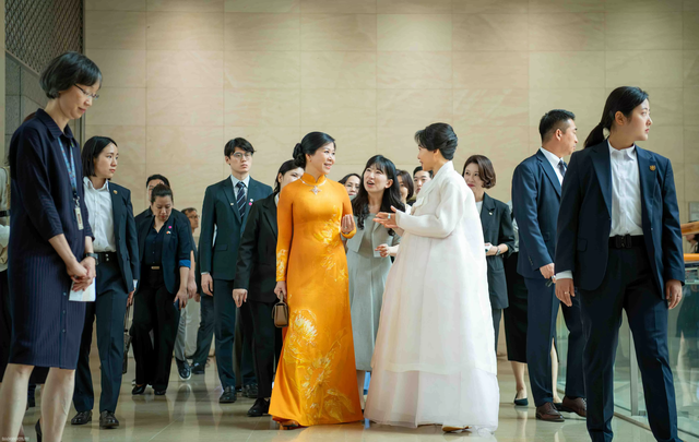 Trang phục truyền thống của phu nhân Ngô Phương Ly và phu nhân Tổng thống Hàn Quốc từng chi tiết mang ý nghĩa tinh tế- Ảnh 3. Trang phục truyền thống của phu nhân Ngô Phương Ly và phu nhân Tổng thống Hàn Quốc từng chi tiết mang ý nghĩa tinh tế- Ảnh 3.