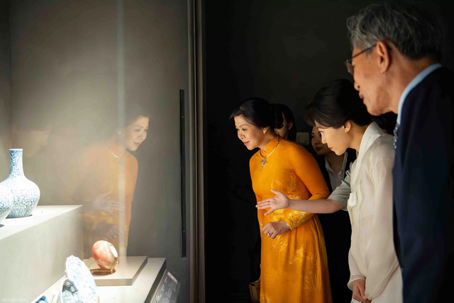 Trang phục truyền thống của phu nhân Ngô Phương Ly và phu nhân Tổng thống Hàn Quốc từng chi tiết mang ý nghĩa tinh tế- Ảnh 6. Trang phục truyền thống của phu nhân Ngô Phương Ly và phu nhân Tổng thống Hàn Quốc từng chi tiết mang ý nghĩa tinh tế- Ảnh 6.