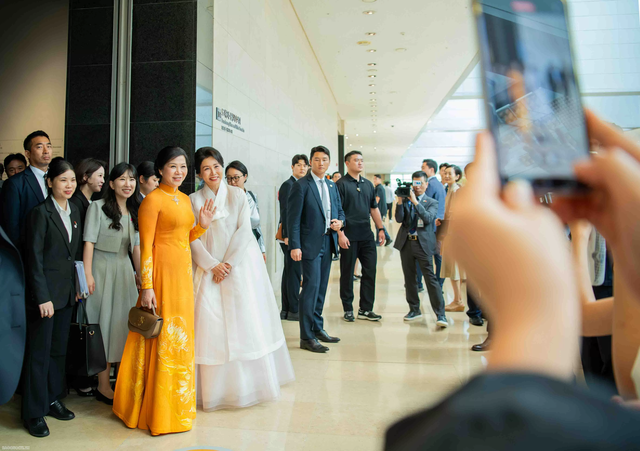 Trang phục truyền thống của phu nhân Ngô Phương Ly và phu nhân Tổng thống Hàn Quốc từng chi tiết mang ý nghĩa tinh tế- Ảnh 7. Trang phục truyền thống của phu nhân Ngô Phương Ly và phu nhân Tổng thống Hàn Quốc từng chi tiết mang ý nghĩa tinh tế- Ảnh 7.