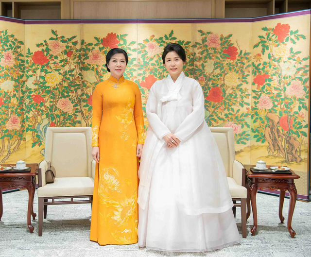 Trang phục truyền thống của phu nhân Ngô Phương Ly và phu nhân Tổng thống Hàn Quốc từng chi tiết mang ý nghĩa tinh tế- Ảnh 1. Trang phục truyền thống của phu nhân Ngô Phương Ly và phu nhân Tổng thống Hàn Quốc từng chi tiết mang ý nghĩa tinh tế- Ảnh 1.