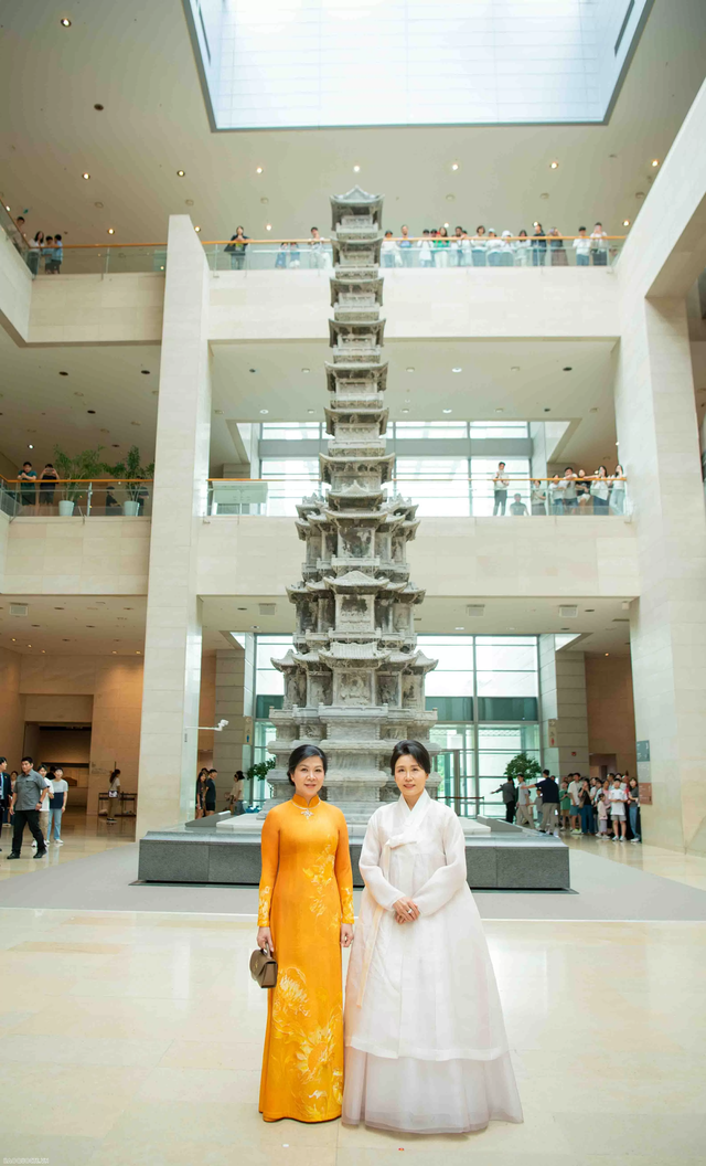 Trang phục truyền thống của phu nhân Ngô Phương Ly và phu nhân Tổng thống Hàn Quốc từng chi tiết mang ý nghĩa tinh tế- Ảnh 8. Trang phục truyền thống của phu nhân Ngô Phương Ly và phu nhân Tổng thống Hàn Quốc từng chi tiết mang ý nghĩa tinh tế- Ảnh 8.