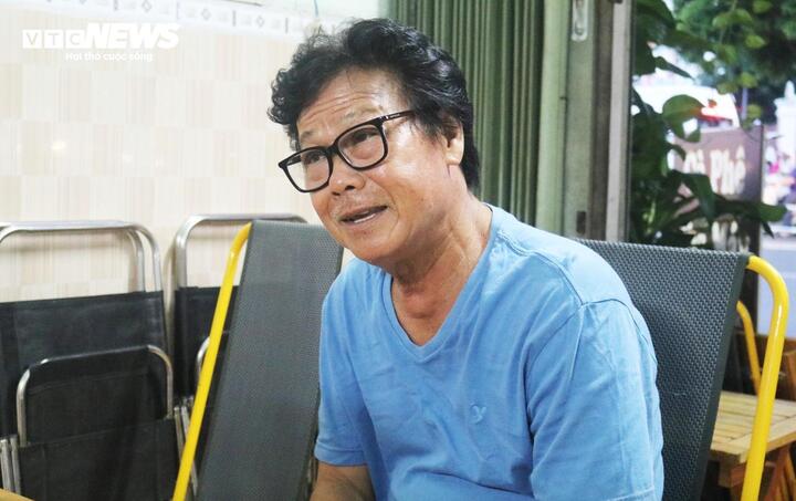'Vua nhạc đỏ' đi hát không cần cát