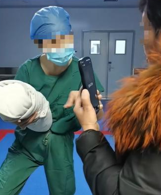 Cắt bỏ tử cung để cứu sống sản phụ, bác sĩ ở Trung Quốc bị gia đình trách ngược, tấn công mạng đến mức tự vẫn vì bệnh nhân “không thể sinh con trai nữa”- Ảnh 3.