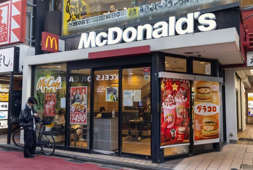 Đồ ăn McDonald’s bị vứt bỏ ngay trước cửa hàng tại Nhật Bản: Người dân phẫn nộ, khủng hoảng truyền thông vì một món đồ chơi - Ảnh 1.