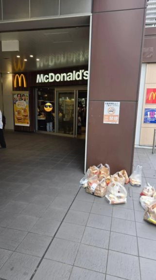 Đồ ăn McDonald’s bị vứt bỏ ngay trước cửa hàng tại Nhật Bản: Người dân phẫn nộ, khủng hoảng truyền thông vì một món đồ chơi - Ảnh 6.